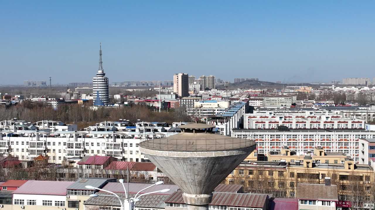 城市全景与水塔