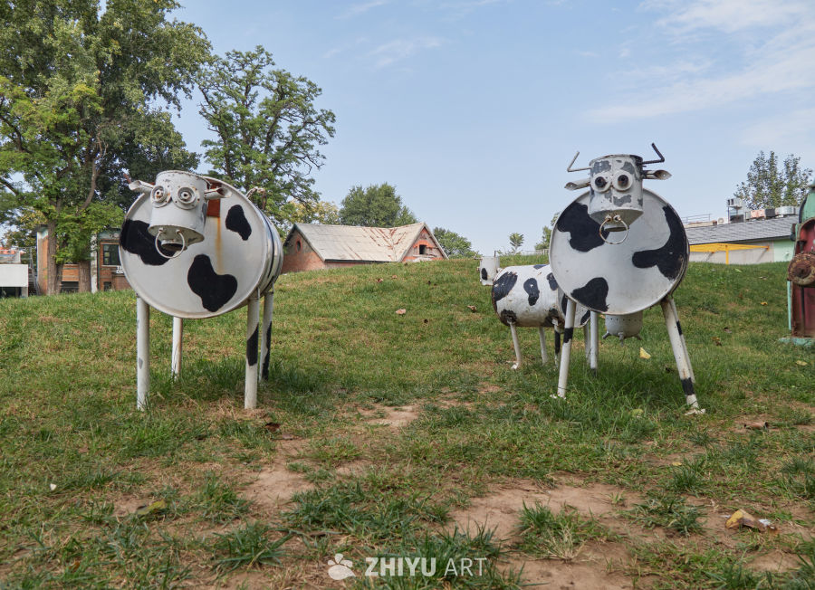 黑白卡通奶牛雕塑户外草地特写
