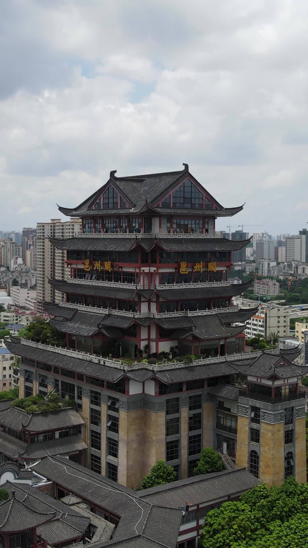 传统楼阁与现代城市的和谐共存