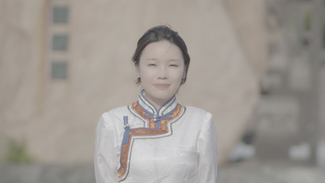 传统服饰下的微笑
