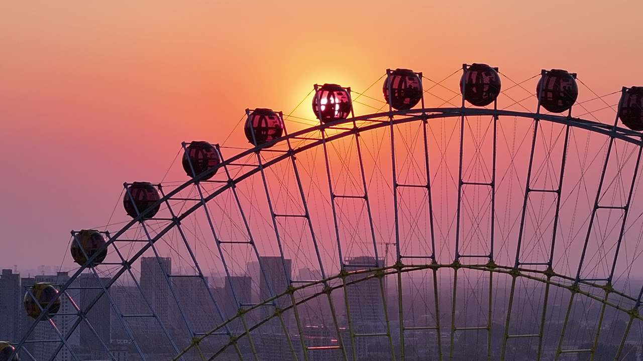 摩天轮与夕阳的静谧时光