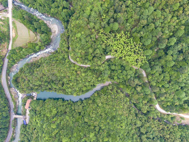 俯拍山谷溪流公路自然风景
