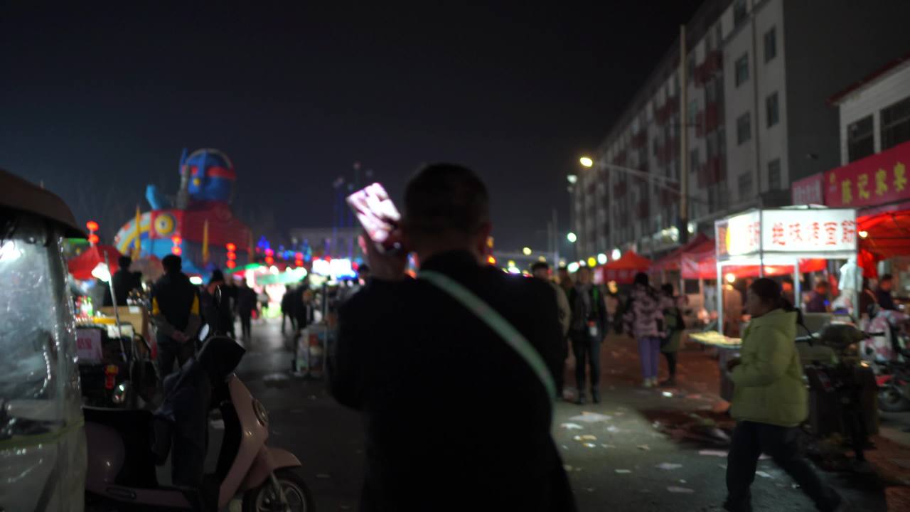 夜市灯火下的喧嚣