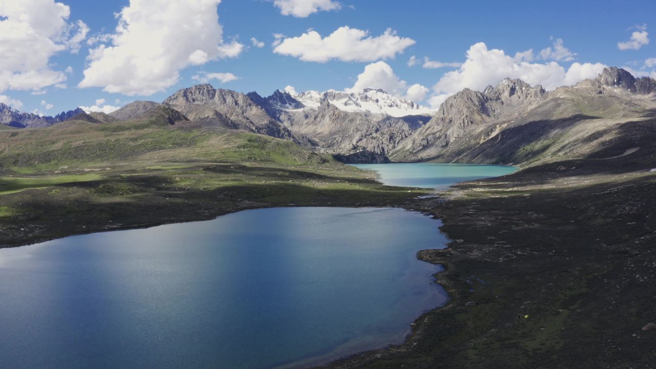 航拍川藏线姊妹湖风景