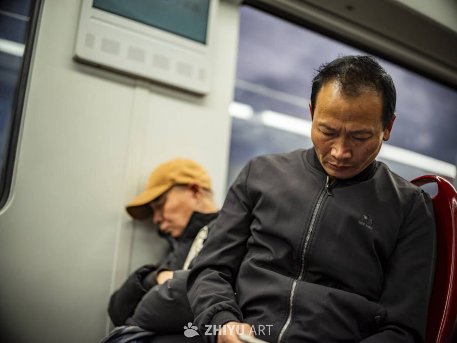 地铁上的日常瞬间