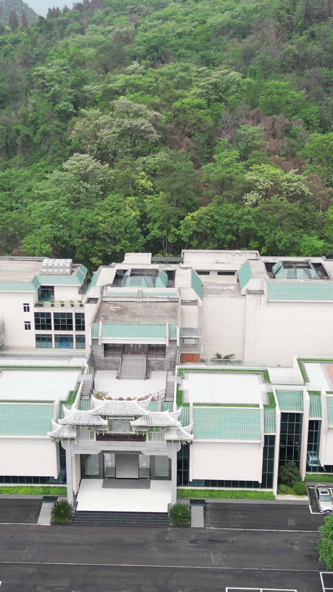 山间现代建筑群