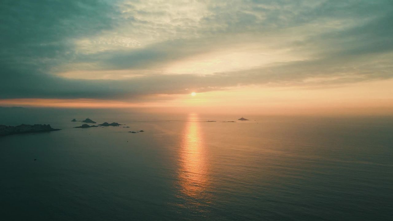  海上日出彩霞航拍