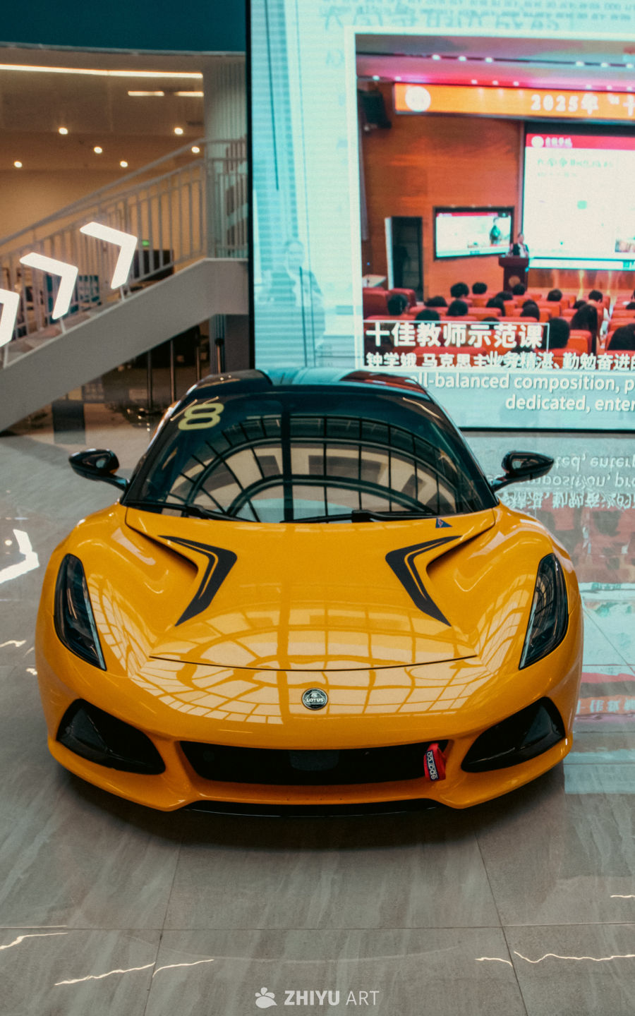 黄色莲花跑车展厅展示