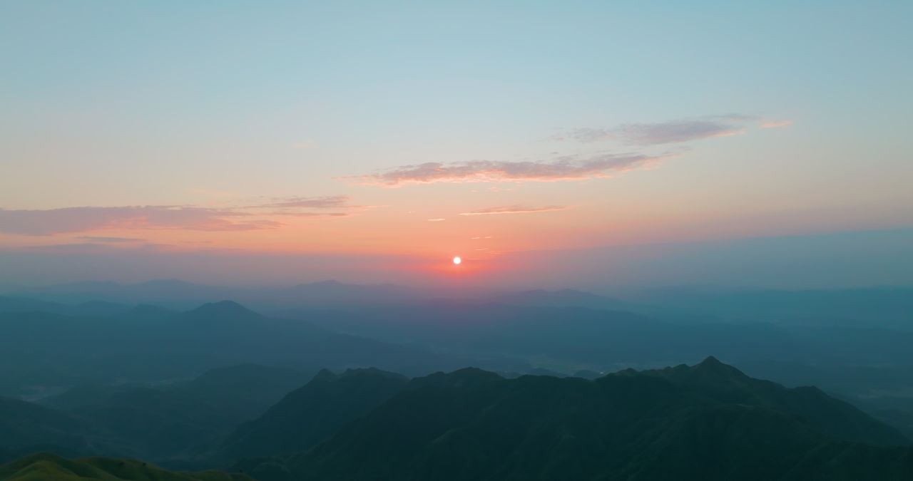 萍乡武功山日出朝霞航拍视频