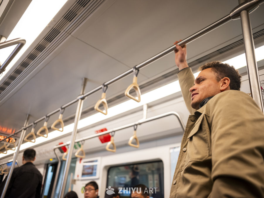 地铁车厢内的日常瞬间