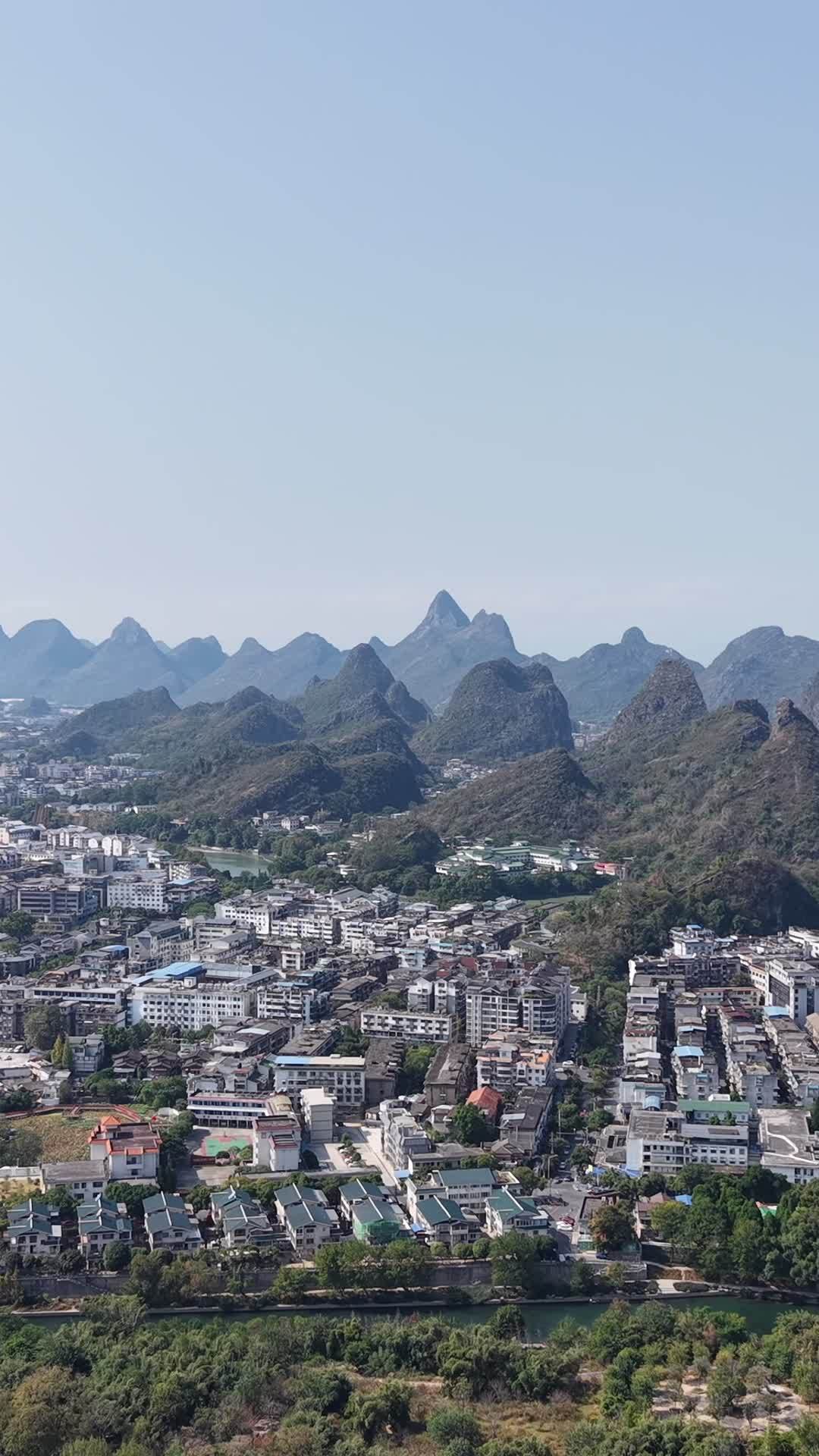 竖版航拍桂林连绵起伏山川城市 (7)
