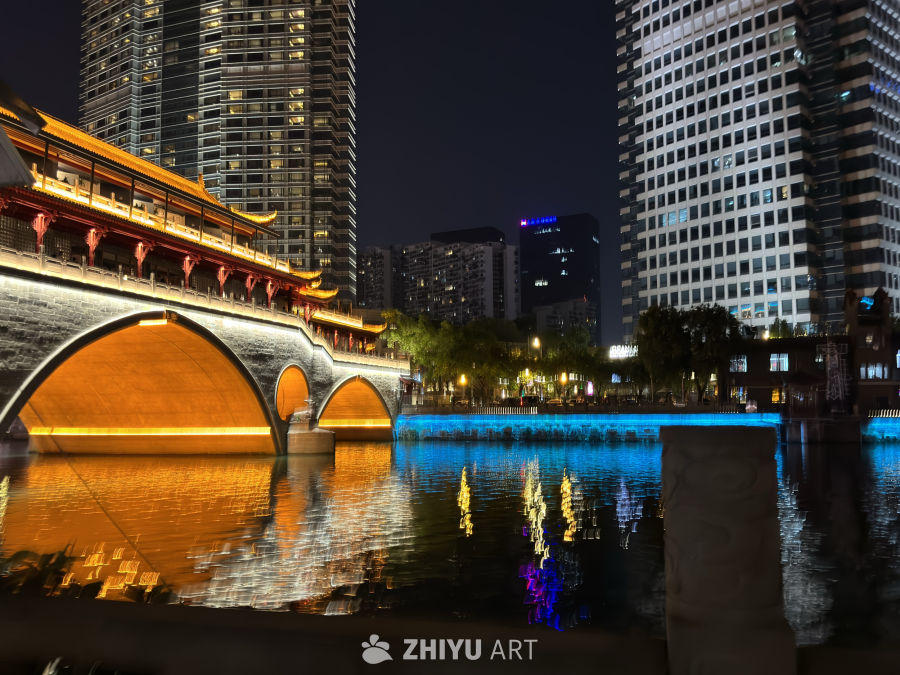 夜色中的古桥与城市