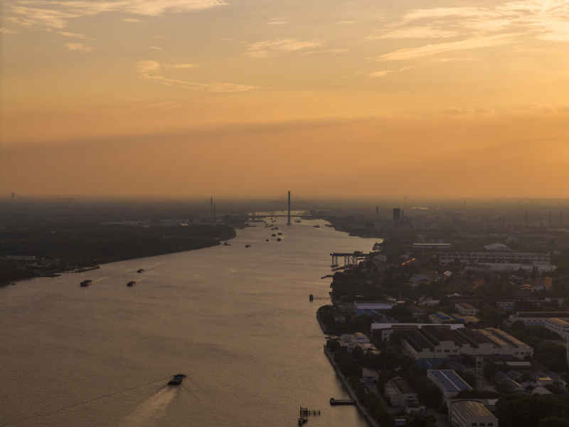 夕阳下的黄浦江
