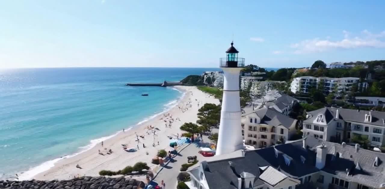 阳光明媚的海滨，海浪轻拍着沙滩。欧式风格的民宿沿海
