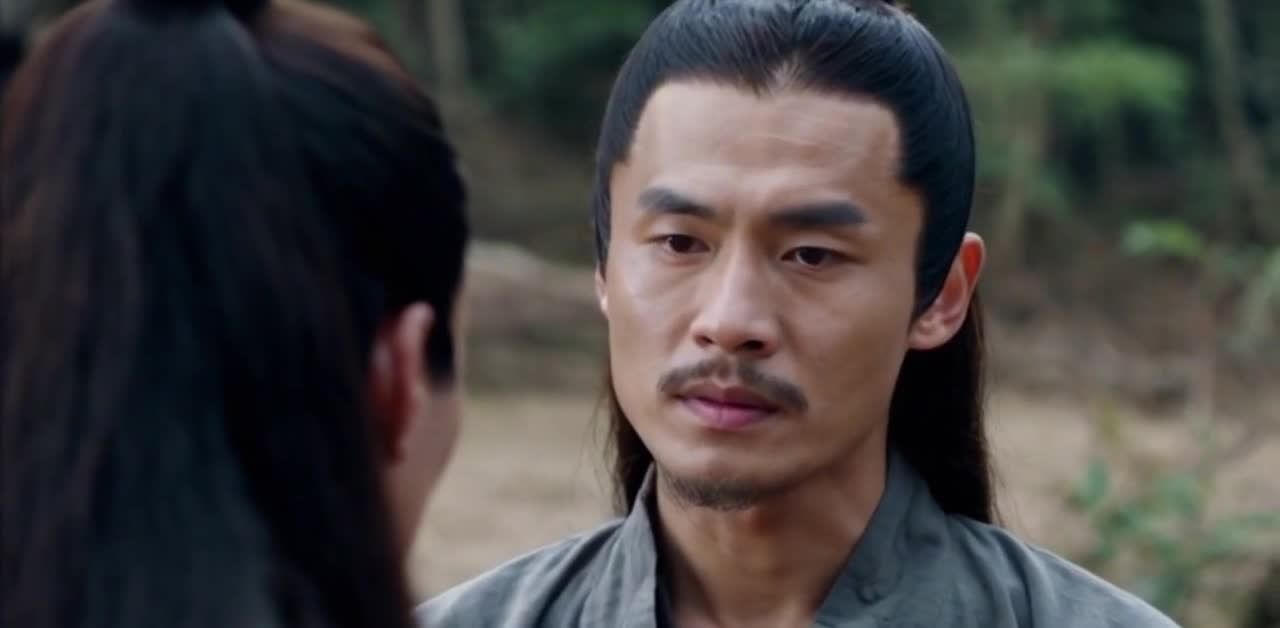 长发男子灰衣对视黑发人