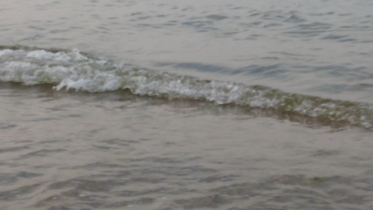大海海浪沙滩蓝天白云实拍  