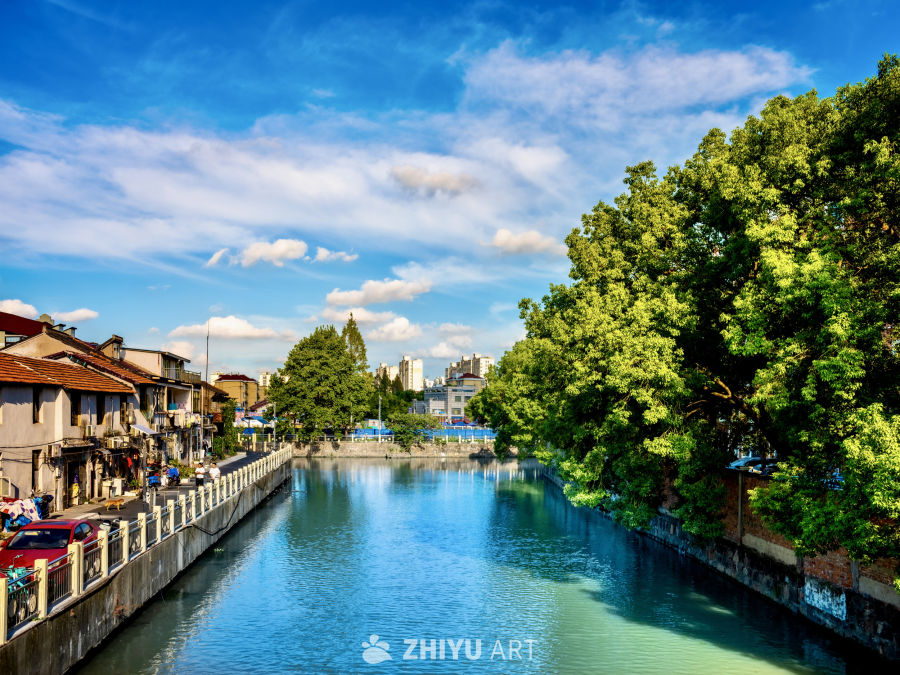 河畔绿树老房景