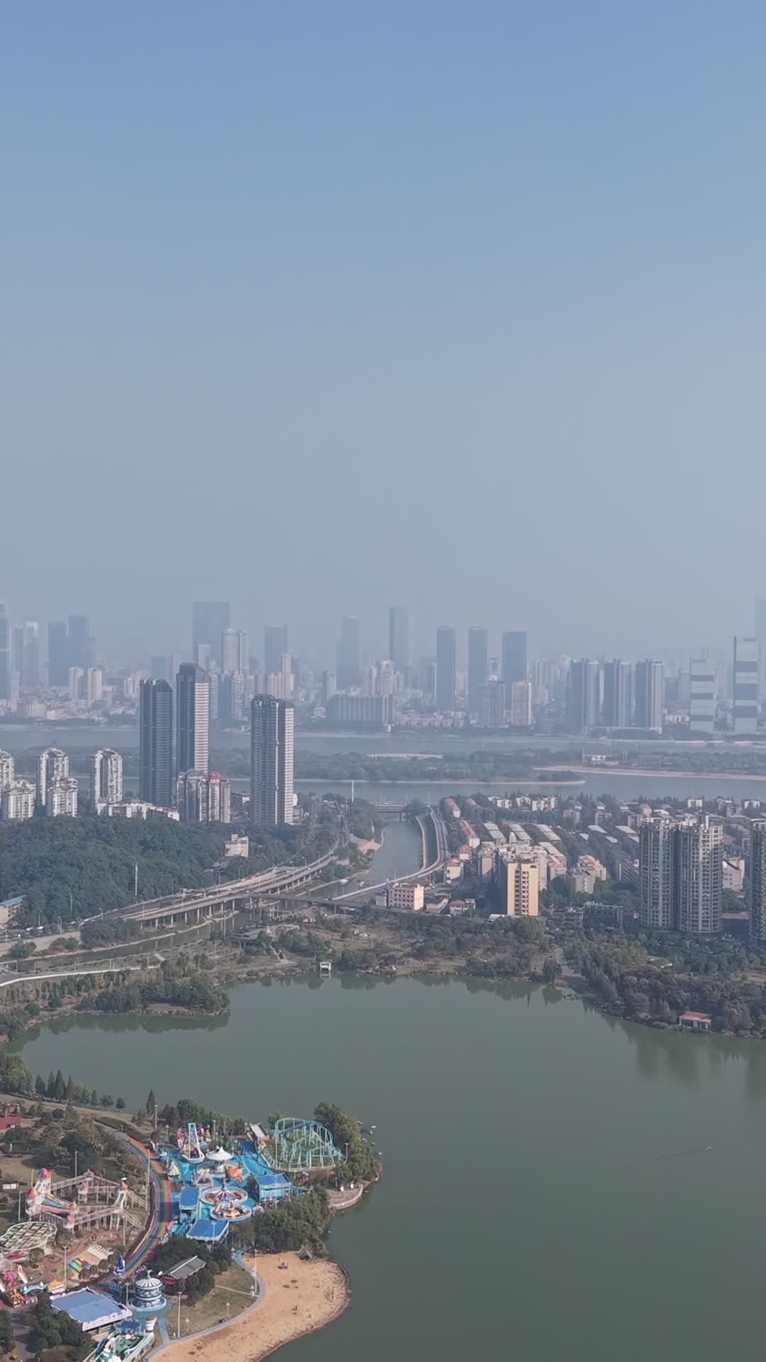 城市湖畔全景