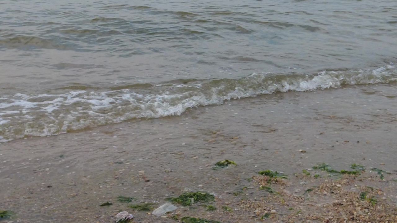 大海海浪沙滩蓝天白云实拍  