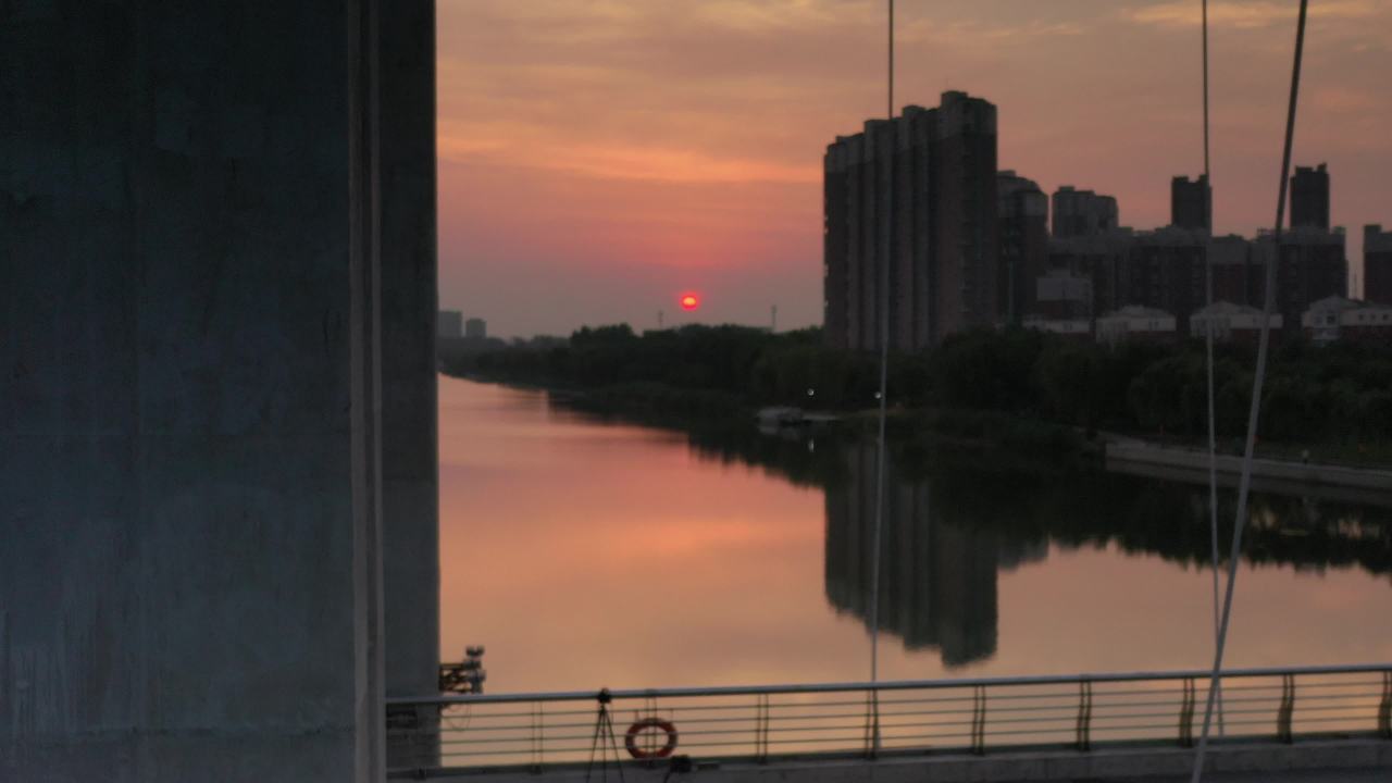 日落下的城市河景