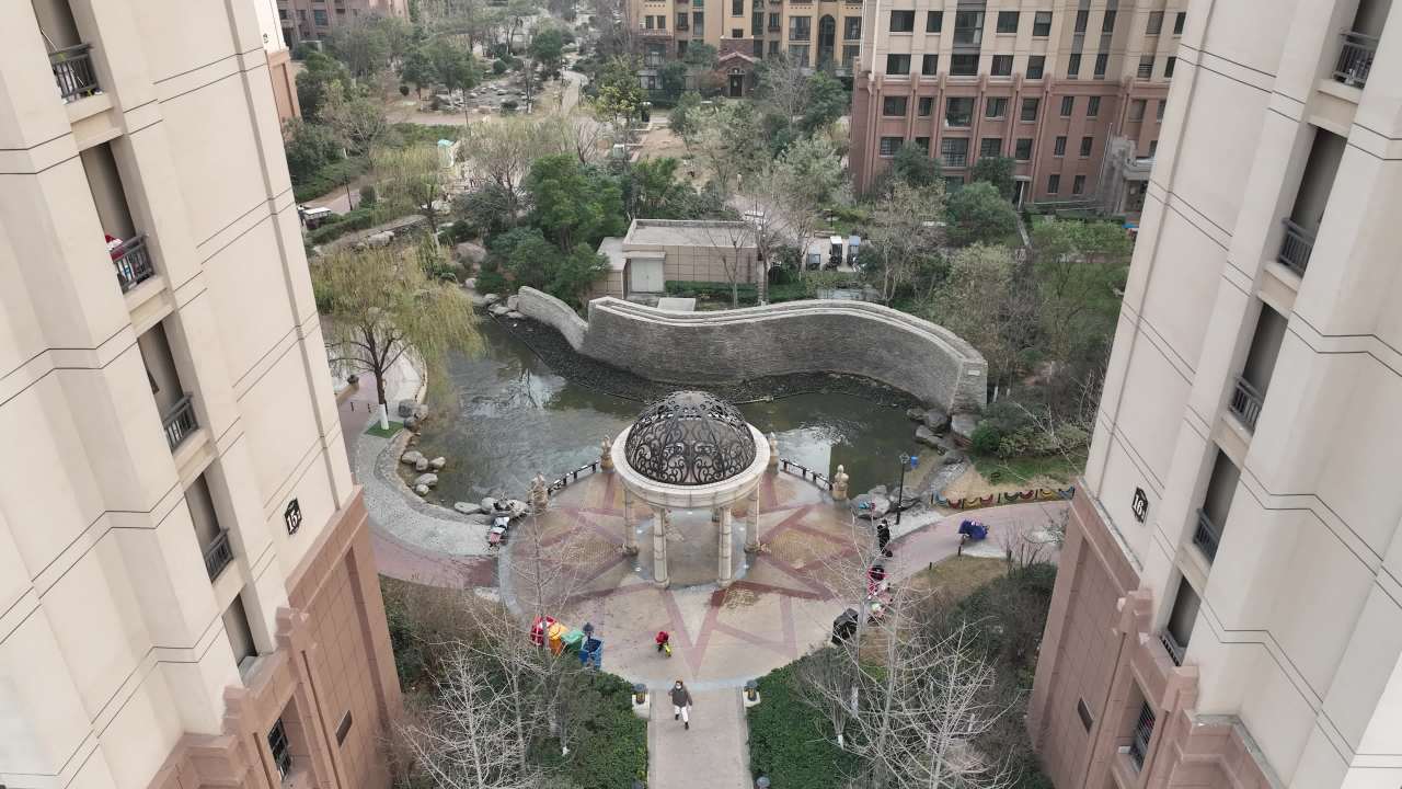 城市庭院与市场全景