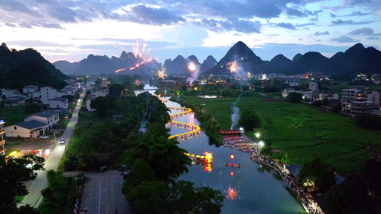 夜幕下的山水狂欢