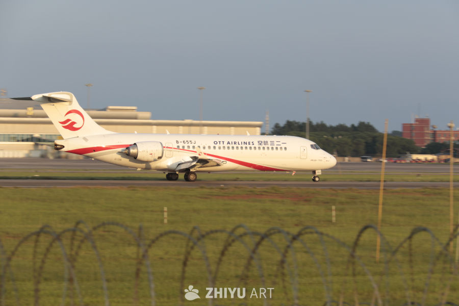 OTT Airlines飞机准备起飞