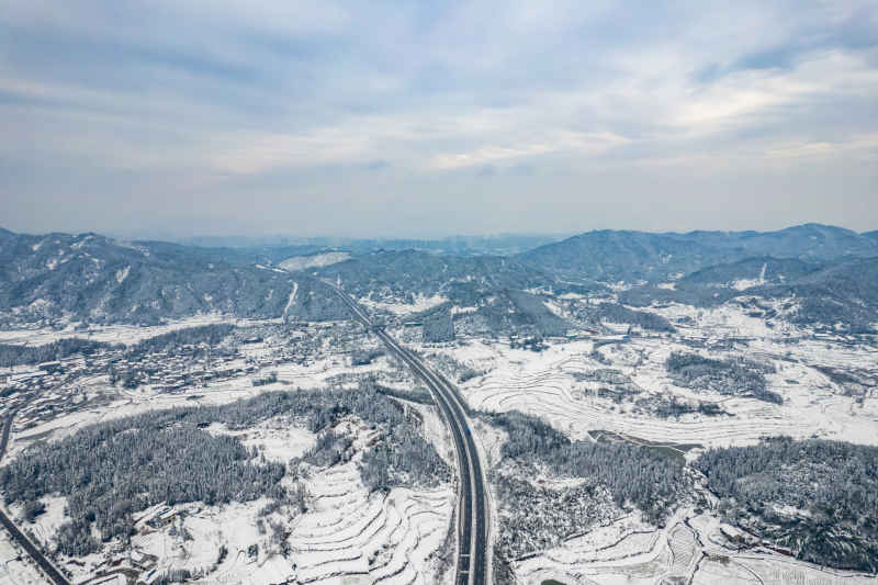 冬天丘陵山川农田美丽乡村雪景航拍图 