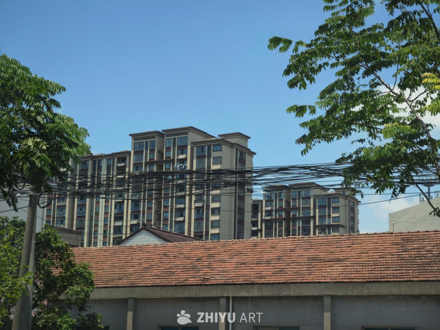 宁静的老式厂房与城市小区