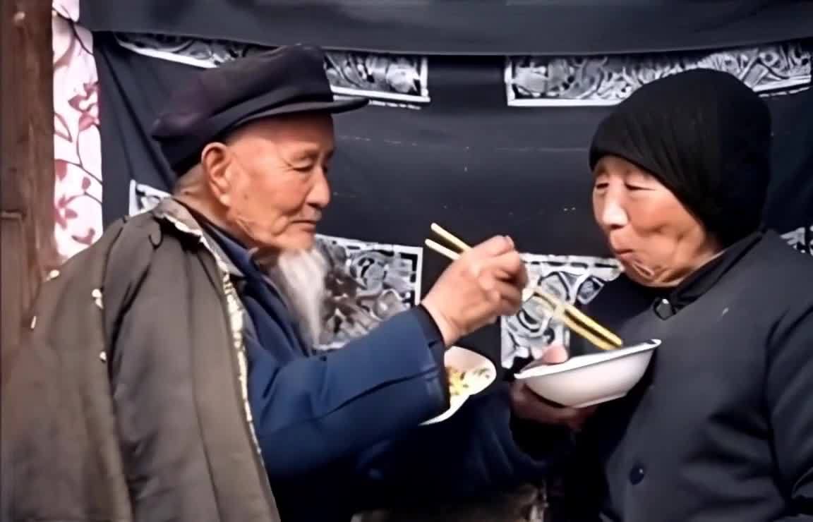 老人喂饭，温馨感人，诠释爱与关怀。