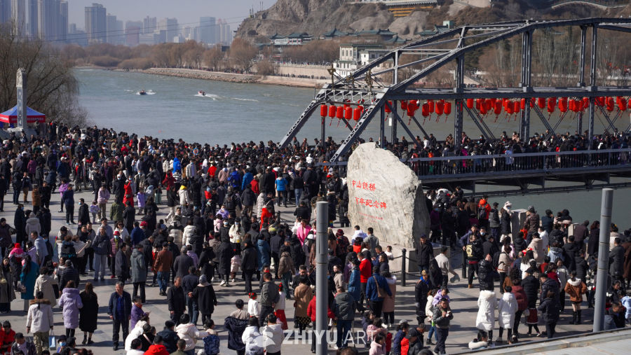 兰州黄河市集春节氛围浓厚 1