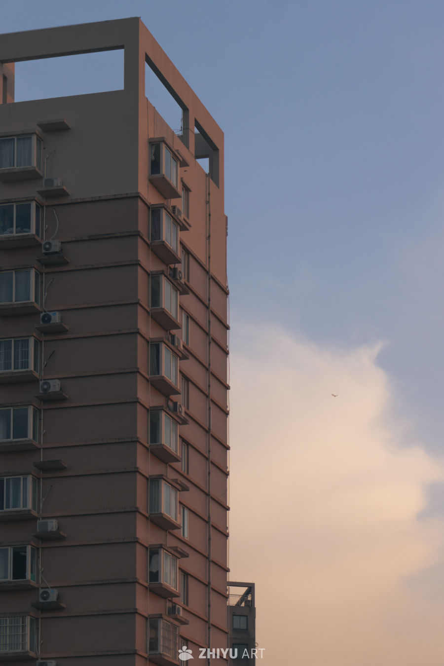 夕阳下的高层建筑