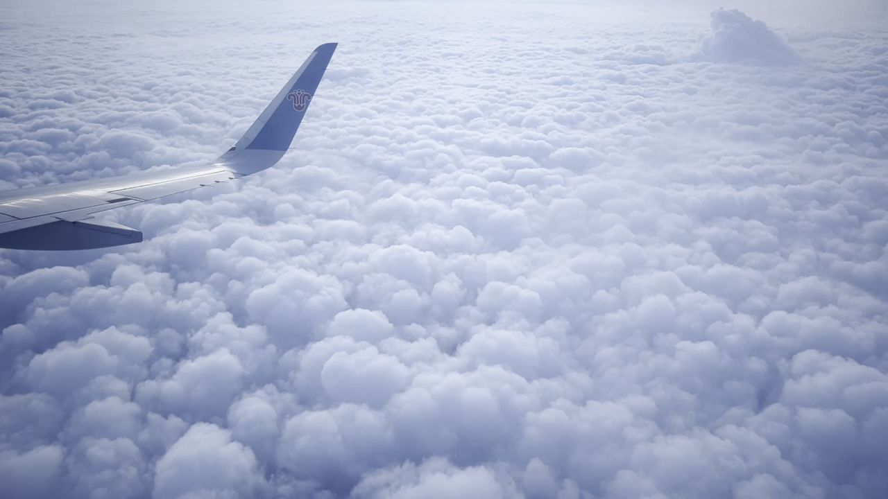 沉浸式体验飞机在高空飞行，下面是厚厚朵立的云层