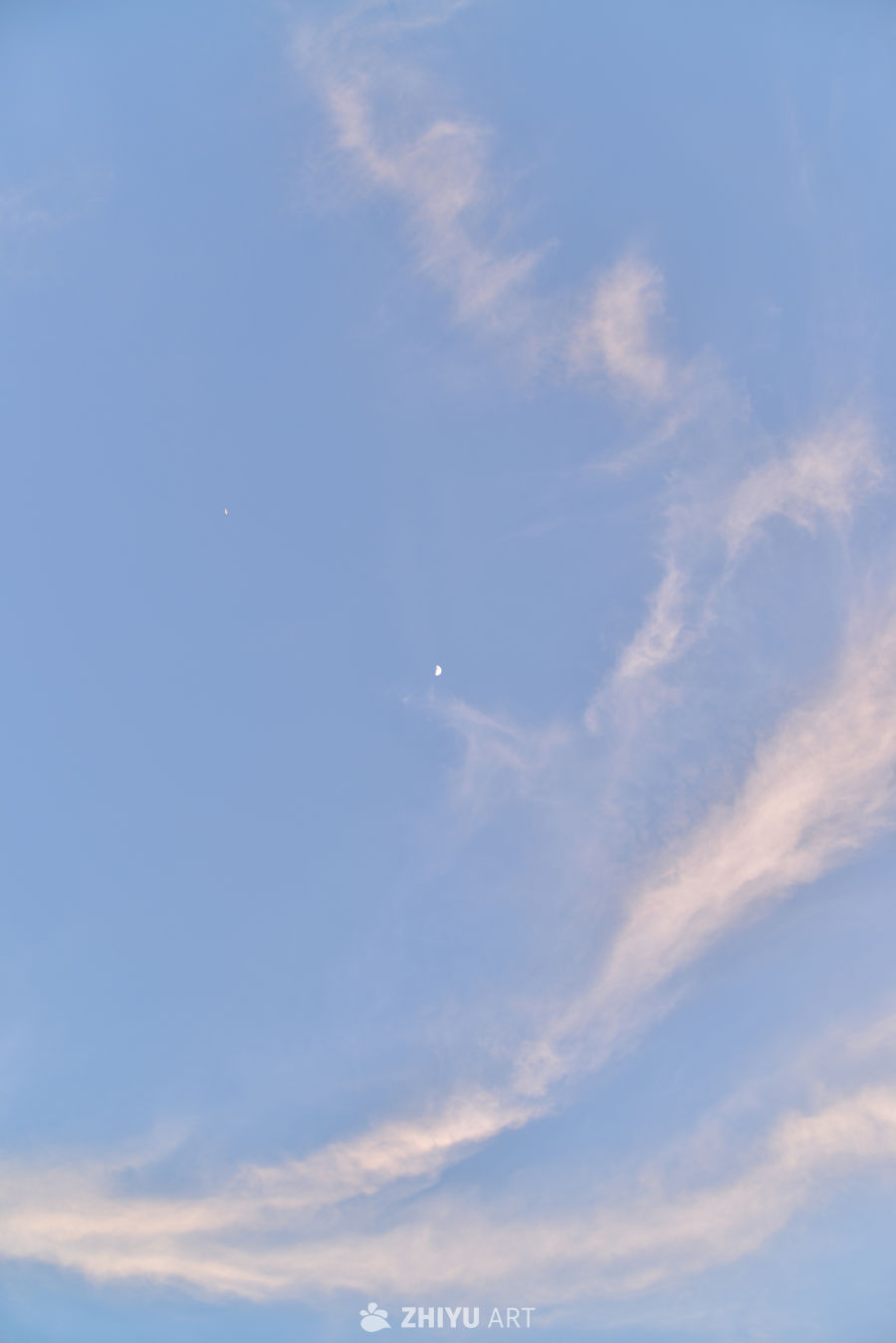 晨曦中的宁静天空