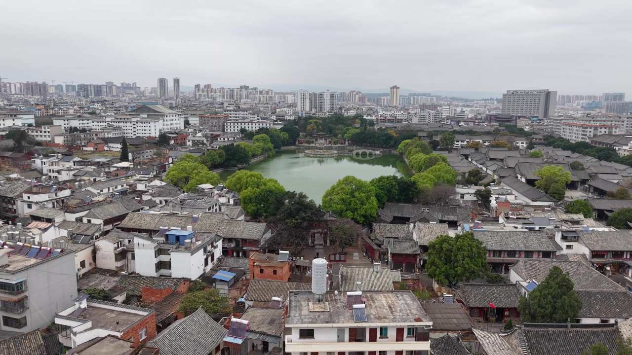 古城湖畔的宁静与变迁