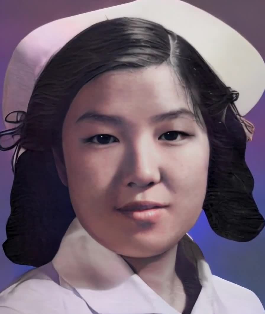 微笑的年轻女护士肖像