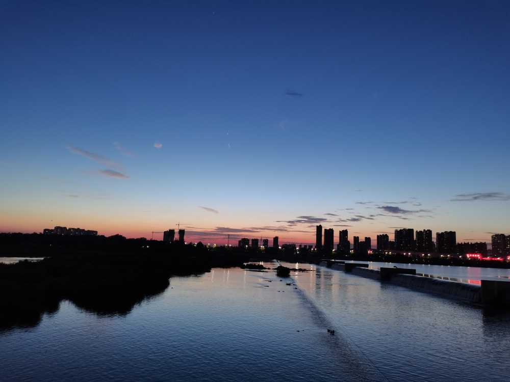 水风清，晚霞明