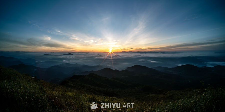 日出云海山峦间