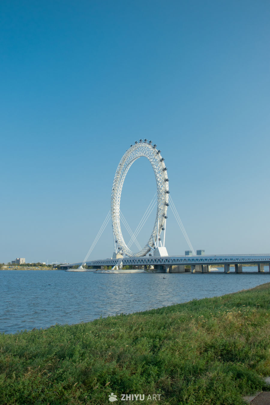 湖畔摩天轮风光