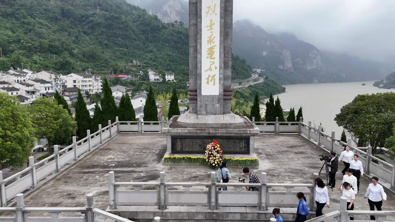 航拍纪念碑与山水小镇