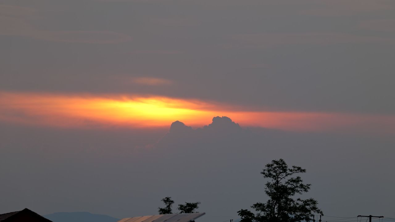 小鸟飞过绝美夕阳！