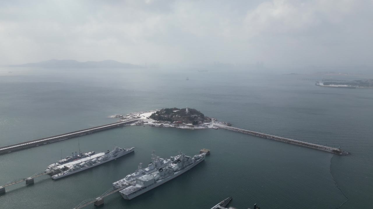 青岛市南海边老城区小青岛公园冬天雪景航拍 3