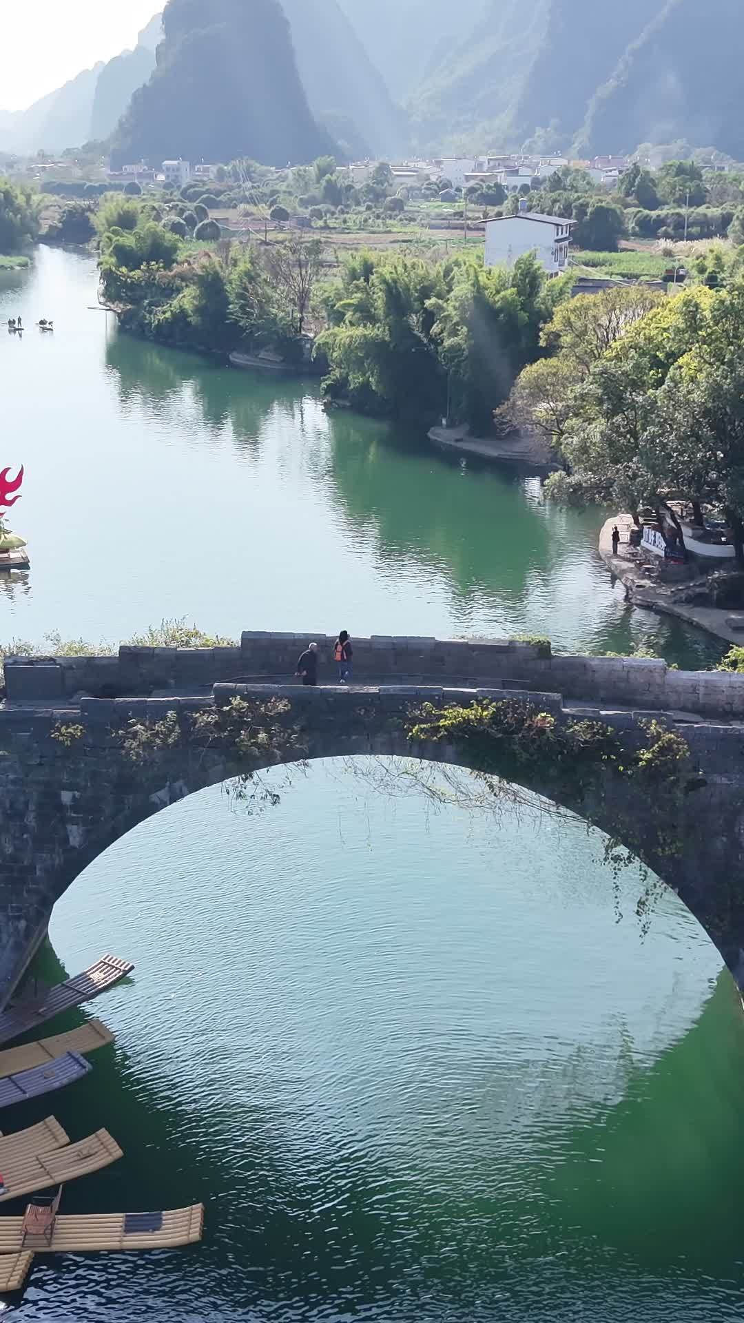 古桥下的静谧时光