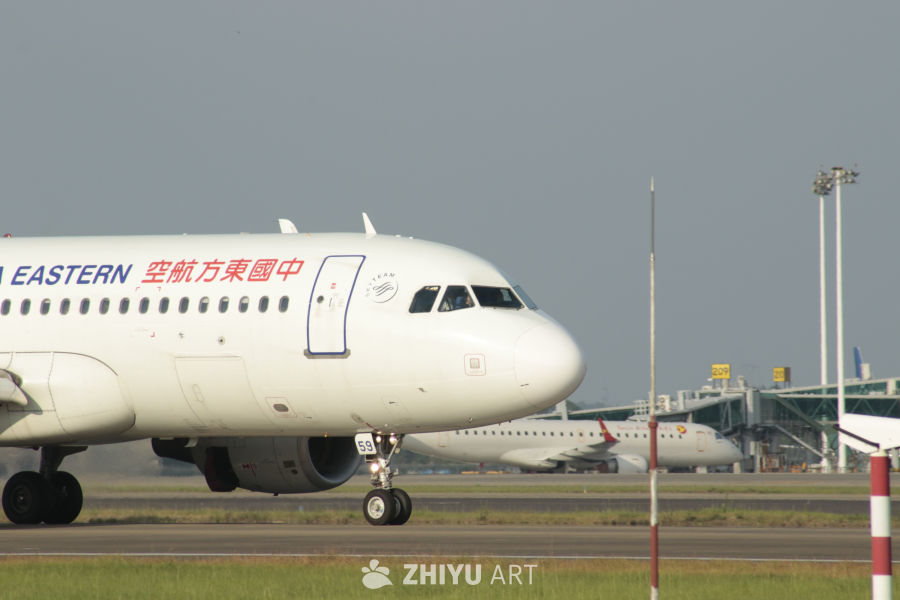 东方航空公司飞机准备起飞