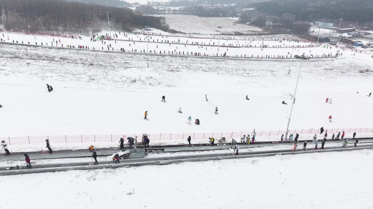 航拍滑雪场火爆人群