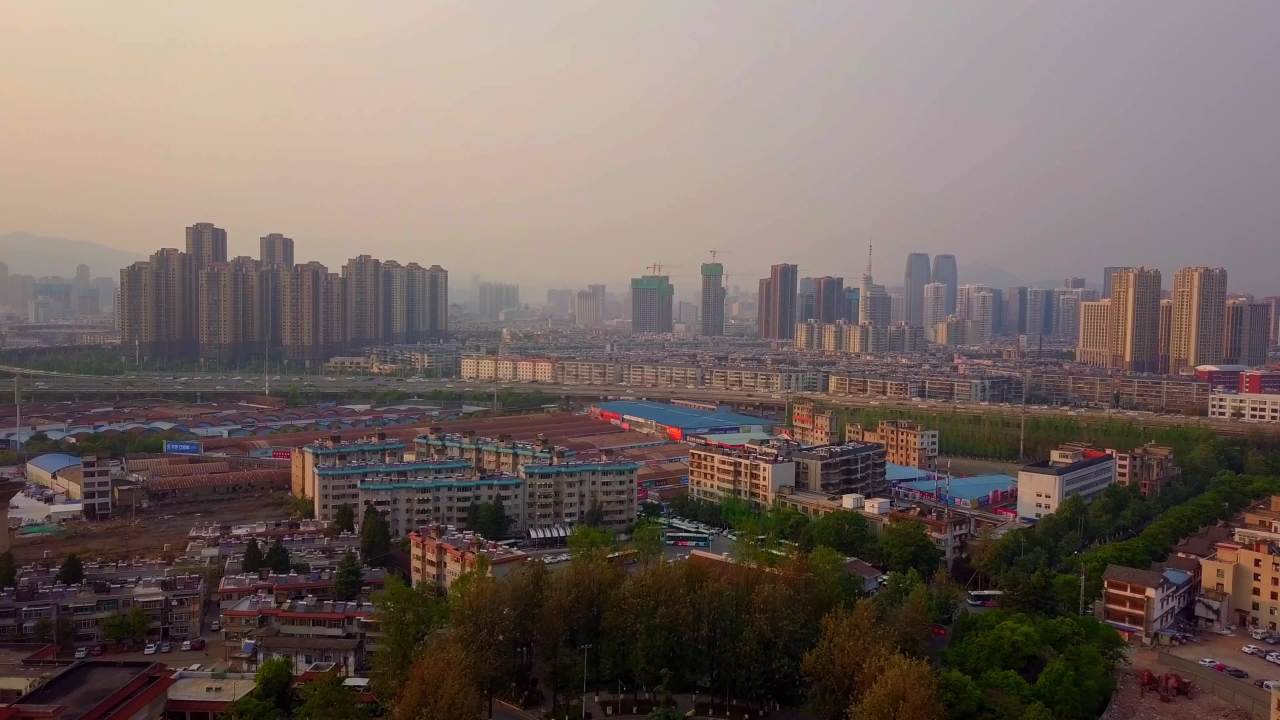 夕阳下的城市全景
