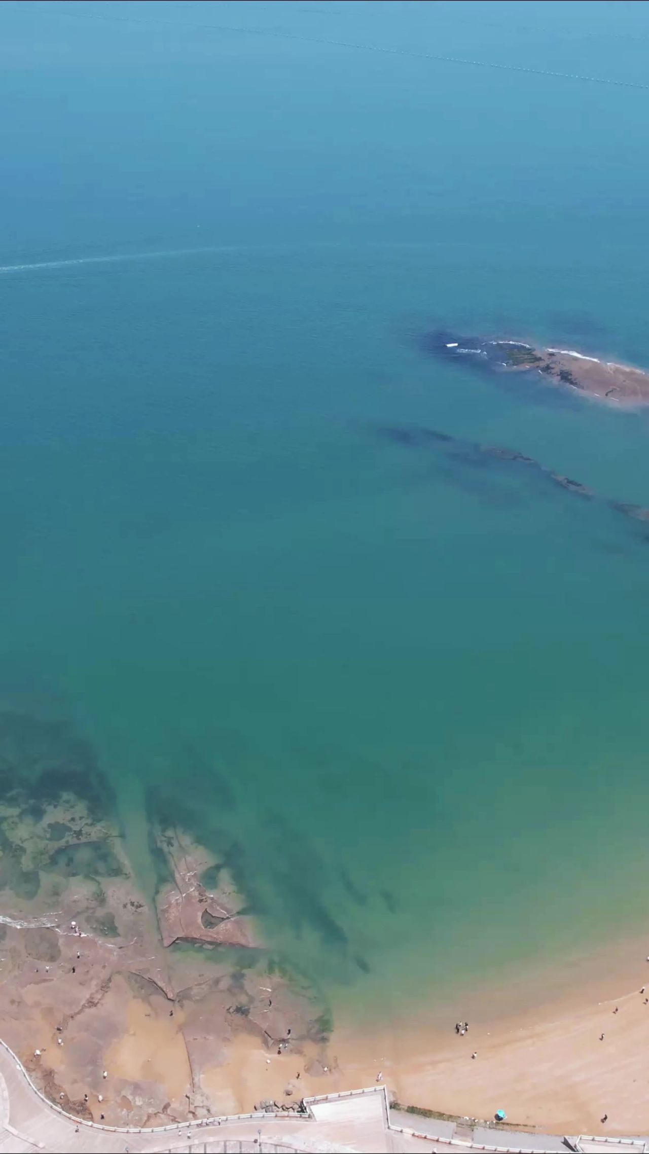 一望无际蓝色海洋大海竖屏航拍  