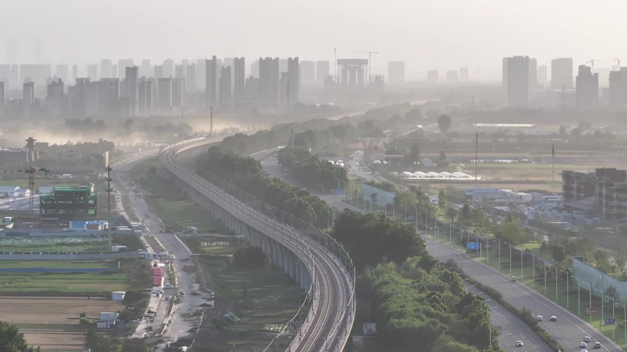 晨雾中的城市高速