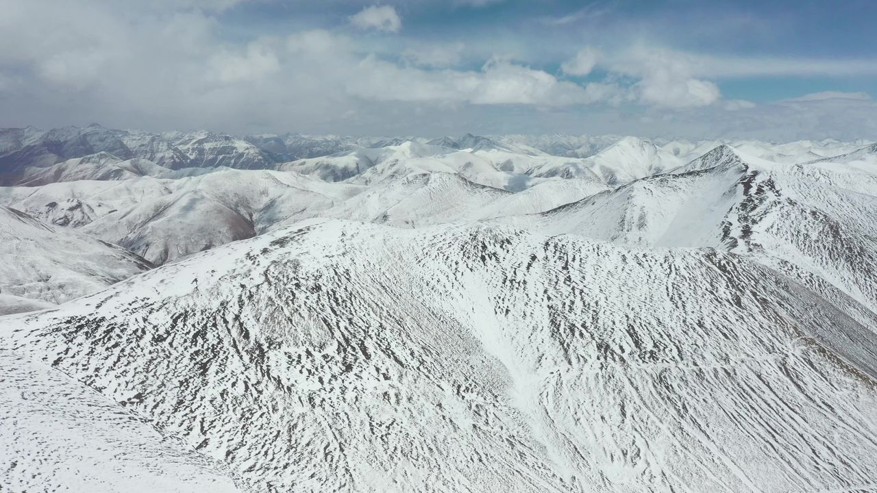 航拍西藏那曲比如县夏拉山雪景
