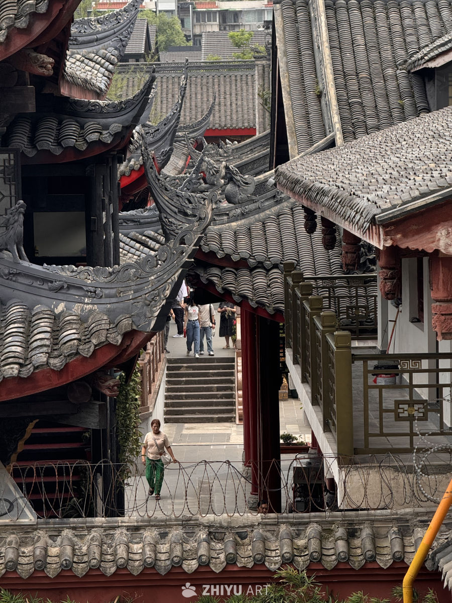 古寺飞檐下的游客身影